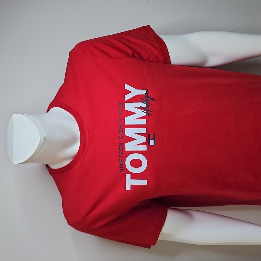 TOMMY HILFIGER RED LARGE TSHIRT